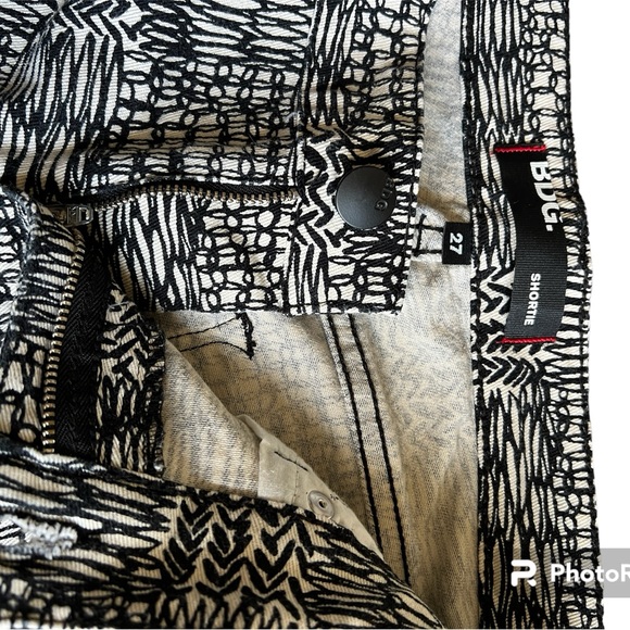 BDG Shortie Print Black Cream Cuffed Shorts Size 27 - Picture 3 of 8